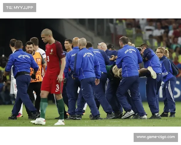 欧冠赛场球迷烟火燃放,欧足联开出最新罚单 欧冠赛场球迷烟火燃放,欧足联开出最新罚单